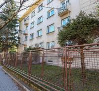 Bytový dům s oplocením na Sasinkově ulici v Piešťanech, vhodný pro 3-pokojový byt.