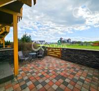 Terasa u 2pokojového bytu ve Velké Lomnici s výhledem na dětské hřiště a zeleň.