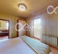 Ložnice s vestavěnou skříní a oknem, 2pokojový byt, útulný interiér.