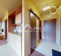 Interiér 2-pokojového bytu s kuchyňským koutem a obývacím pokojem s televizorem.