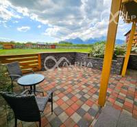 Terasa 2-pokojového bytu ve Velké Lomnici s výhledem na hory a zeleň.