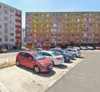 Parkoviště před bytovkami v Bratislavě - Rači s barevnými fasádami.