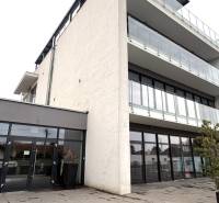 Budova s prosklenými balkony na ulici Nové zahrady v Bratislavě - Ružinově, kanceláře.