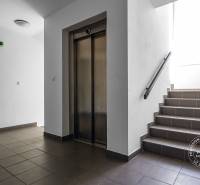 Chodba s výtahem a schodištěm v budově na ulici Vincenta Šikuly ve Stupavě.