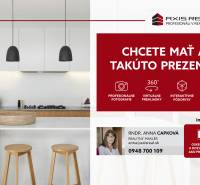 Kuchyně v 2pokojovém bytě s podlahou s dřevěným dekorem, minimalistický interiérový design.