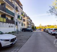 Parkování a bytové domy na ulici Vincenta Šikulu, Stupava, u 2-pokojového bytu.