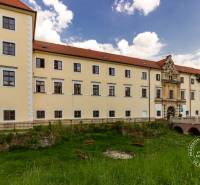 Historická budova ve Stupavě na ulici Vincenta Šikuly s upraveným parkem.