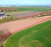 Letecký pohled na ornou půdu a okolí Zahrad v Ondřejovicích.