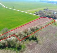 Pozemek v oblasti Zahrady Ondřejovce, obklopený polem a domy, ohraničený červenou čárou.