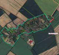 Letecká mapa Zahrad v Ondřejovicích ukazuje pole a rozmístění budov.