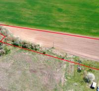 Letecký pohled na parcely v Ondřejovicích, zahrady lemované linií stromů.