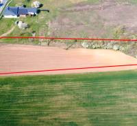 Letecký pohled na zahrady v Ondřejovcích s vyznačeným pozemkem.