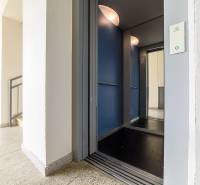 Na Armádní ulici v Trenčíně je výtah a schodiště bytovky.