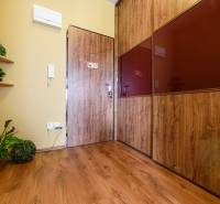 Interiér 2-pokojového bytu s podlahou s dřevěným dekorem a dřevěnými detaily.