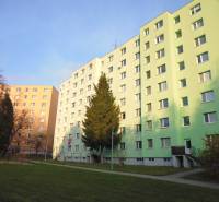 Sídliště s bytovkami v Prešově, obklopené zelení a parkem.