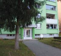 Vstup do bytového domu v Prešově, vhodný pro 2-pokojový byt, zelená fasáda.