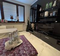 Obývací pokoj v 2-pokojovém bytě s mramorovou podlahou a sváteční výzdobou.