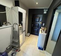 Vstupní hala se skříní a neutrálními barvami v 2-pokojovém bytě.