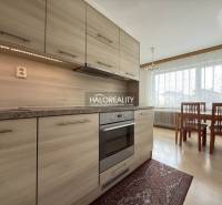 Kuchyně v rodinném domě s podlahou s dřevěným dekorem a jídelním stolem.