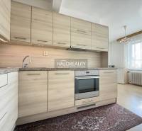 Kuchyně v rodinném domě s podlahou s dřevěným dekorem a moderní linkou.