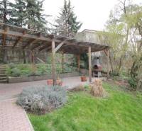 Zahrada se zastřešenou terasou a krbem u Lichardovy ulice v Bratislavě - Staré Město.