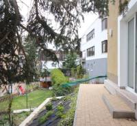 Zahradní prostor 1pokojového bytu na Lichardově v Bratislavě, Starém Městě, s terasou a rostlinami.