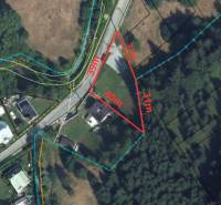 Mapa pozemku na bydlení v Makově obklopená zelení a cestami.