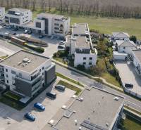 Letecký pohled na obytné budovy v Dunajské Lužné na Orechové ulici.