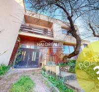 Exteriér rodinného domu v Rimavské Sobotě s předzahrádkou a vstupem do budovy.