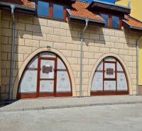 Obchodní prostory na Kukučínově ulici v Dunajské Stredě se stylizovanými vitrínami.