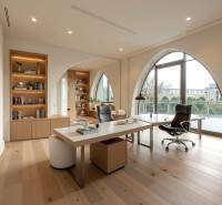 Obchodní prostory s policemi, moderním nábytkem a podlahou s dřevěným dekorem.