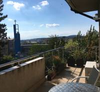 Balkon rodinného domu s výhledem na kostel v Bratislavě - Starém Městě na Mozartově ulici.