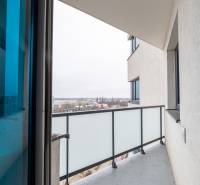 Balkon 2-pokojového bytu na Rybničné ulici v Bratislavě, výhled na městskou scenérii.