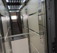 Výtah se zrcadlem a mřížkovaným stropem ve 4-pokojovém bytě.