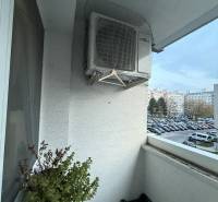 Balkon 4-pokojového bytu na Kríkové ulici, Bratislava - Vrakuňa s květináčem a klimatizací.