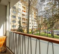 Balkon 4pokojového bytu na Štúrově v Popradu s výhledem na park a parkoviště.