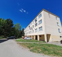 Bytový dům na Železiarenské ulici v Košicích - Šaci, obklopený zelení a auty.