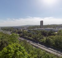 Výhled na zeleň a silniční komunikace ze 4pokojového bytu na Martinengově ulici.