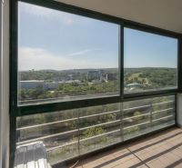 Zasklený balkon s výhledem na zeleň v Bratislavě - Starém Městě na Martinengově.