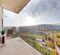 Balkon v Bratislavě-Dúbravce na Polianky nabízí výhled na okolní zeleň a stadion.