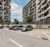 Parkoviště u bytových domů na Polianok v Bratislavě - Dúbravce.