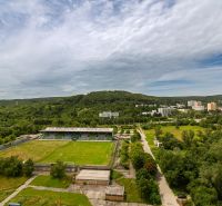 Výhled na stadion a zeleň z nadmořské výšky v Bratislavě - Dúbravce, Polianky.