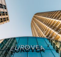 Pohled na budovu Eurovea na Pribinově v Bratislavě, fasáda a skleněná konstrukce.