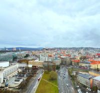 Panoramatický výhled na Bratislavu ze čtvrti Staré Město s dopravními cestami.