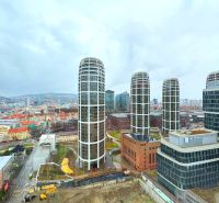 Panorama Bratislavy se čtyřmi zaoblenými věžemi a okolím Landererovy ulice.