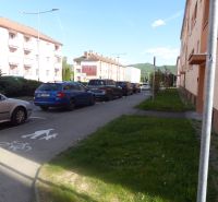 Parkoviště a budovy u cesty v Žiaru nad Hronom nedaleko 2-pokojového bytu.