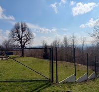 Pozemky - bydlení v Lubině s výhledem přes plot na les a panoráma.