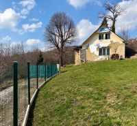 Pozemky - bydlení v Lubině na ulici Lubina s ošuntělou budovou a trávníkem.