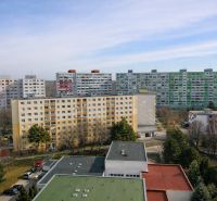 Paneláky v Bratislavě - Petržalce na Lietavské ulici v pozadí stromů.