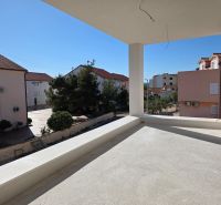 Balkon v 3-pokojovém bytě ve městě SRIMA s výhledem na okolní budovy.